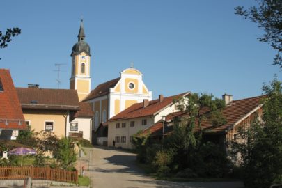 Rettenbach mit Kirche und Ortskern rund um die Brücke.