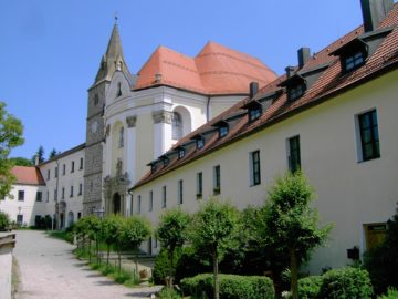 Klostergebäude Frauenzell mit Kirche und Klosterschänke.