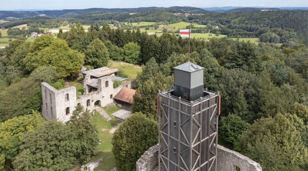 Burg Brennberg mit einer Drohne aufgenommen. Burgturm aus Holz mit Blick auf die Ruinenreste des früheren Schlosses von Oberbrennberg.