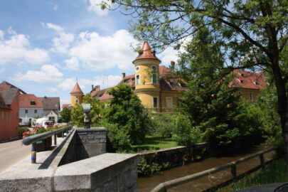 Schloss Wiesent mit Blick auf den Hudetzturm.