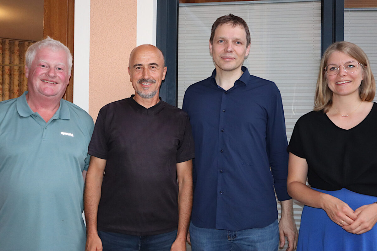 Referent mit ILE-Managerin_ALE-Vertreter und Bürgermeister.JPG: Alois Hadeier (2. von rechts) von C.A.R.M.E.N. e.V. . mit der ILE-Regionalmanagerin Martina Kulzer (von rechts nach links) sowie Projektbegleiter Alexander Lukas vom Amt für Ländliche Entwicklung und stellvertretender Bürgermeister Josef Riedl aus Michelsneukirchen.
