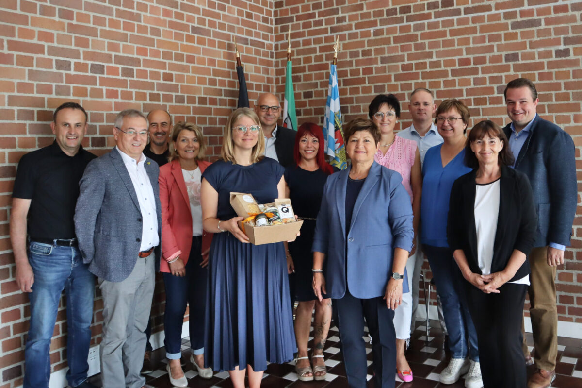 Die Bürgermeisterinnen und Bürgermeister der ILE Vorderer Bayerischerr mit dem Projektbegleiter Alexander Lukas vom ALE und ILE-Mitarbeiterin Gerlinde Fink.