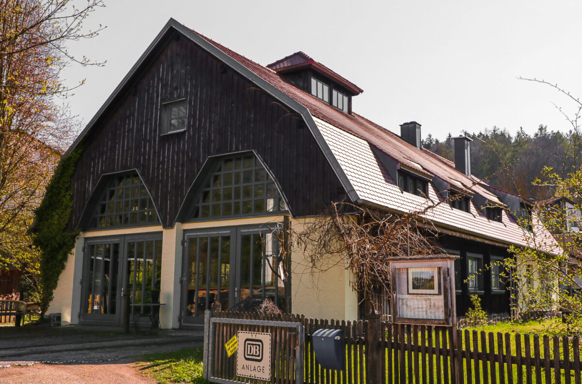 Lokschuppen Falkenstein: Die frühere Lokwagen-Garage in Falkenstein wurde zu einem Ausstellungsraum für die ganze Region umgebaut.