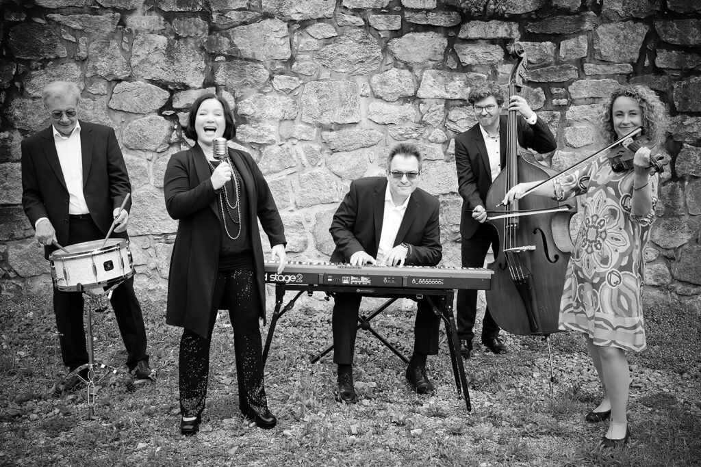 Fünfköpfige Band mit 2 Frauen und drei Männern und Instrumenten.