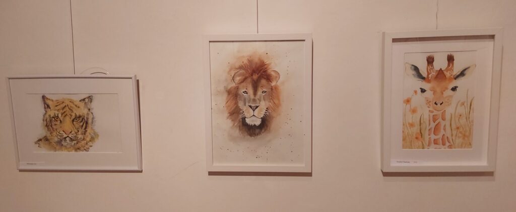 Drei Bilder mit tiermotiven: Löwen-, Tiger- und Giraffenkopf.