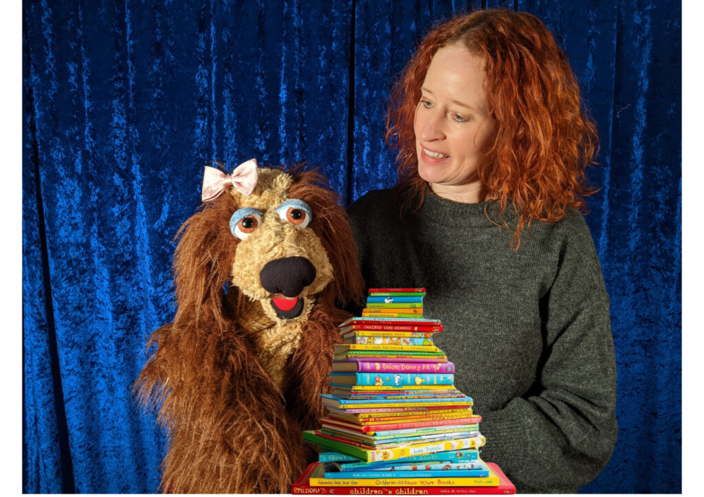 Puppenspielerin Tania Schnagl mit ihrer Handpuppe.