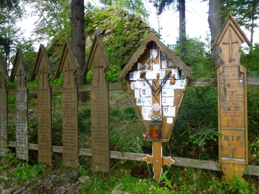 Totenbretter im Bayerischen Wald