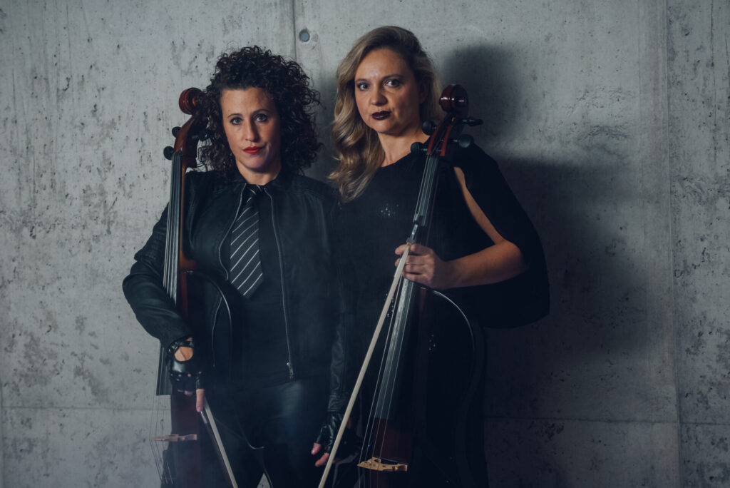 Zwei Cellistinnen im coolen Outfit mit Leder und schwarzen Lippen.
