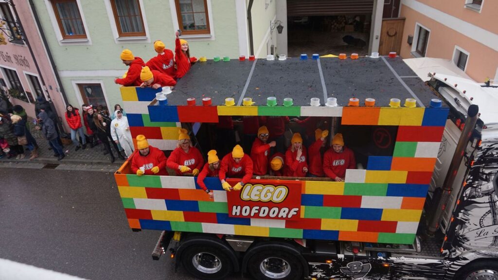 Legowagen beim Faschingszug 2024 in Wörth a.d.Donau