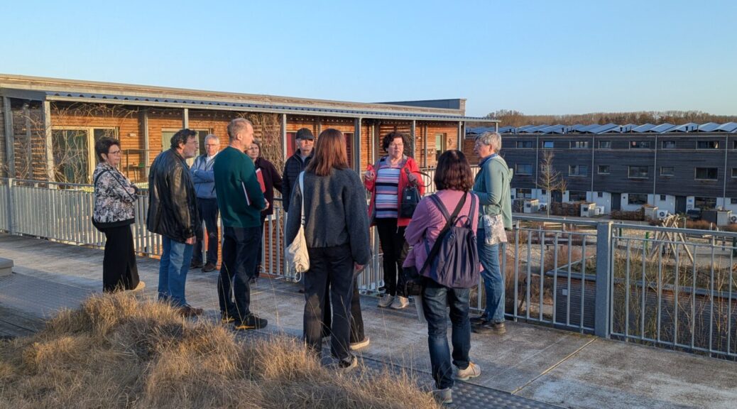 Auf der Gemeinschaftsterrasse des genossenschaftlichen Wohnprojekts in Burgweinting.