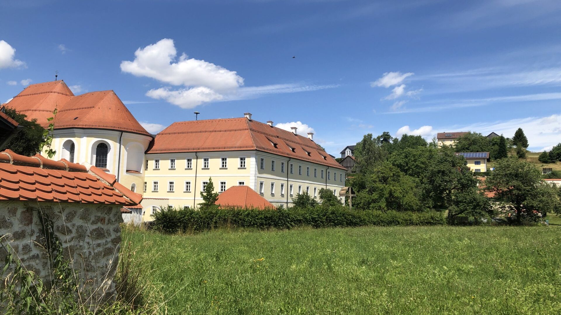 Kloster Frauenzell, Klostergarten mit Blick auf das Klostergebäude.