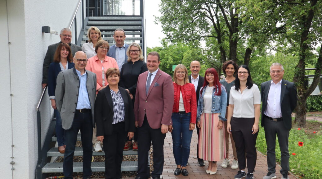 ILE Bürgermeisterinnen und Bürgermeister Gruppenfoto draußen im Grünen