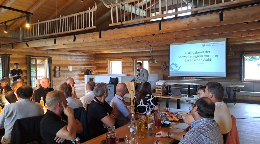 Zweckverbandsvorsitzender Florian Obermeier beim Dialogabend zur Schwammregion Vorderer Bayerischer Wald