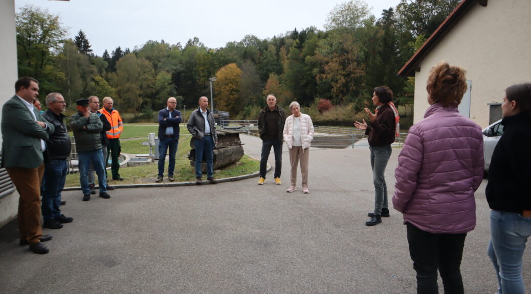 Gruppe von Menschen bei der Kläranlage Bernhardswald im Außenbereich