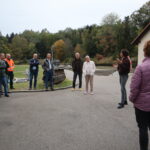 Gruppe von Menschen bei der Kläranlage Bernhardswald im Außenbereich