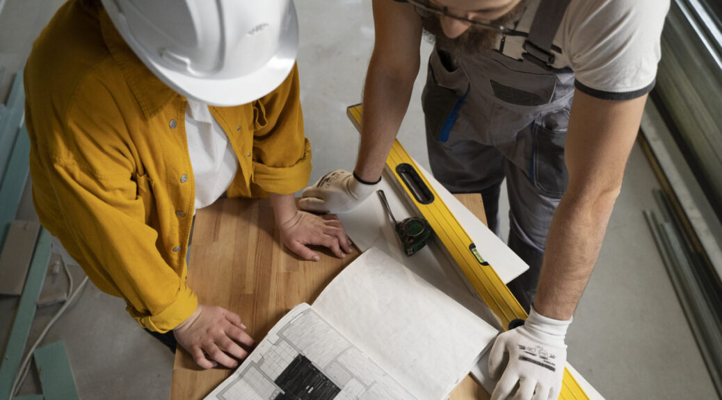 Mann und Frau arbeitstisch renovierungsplan, baustelle, sanieren